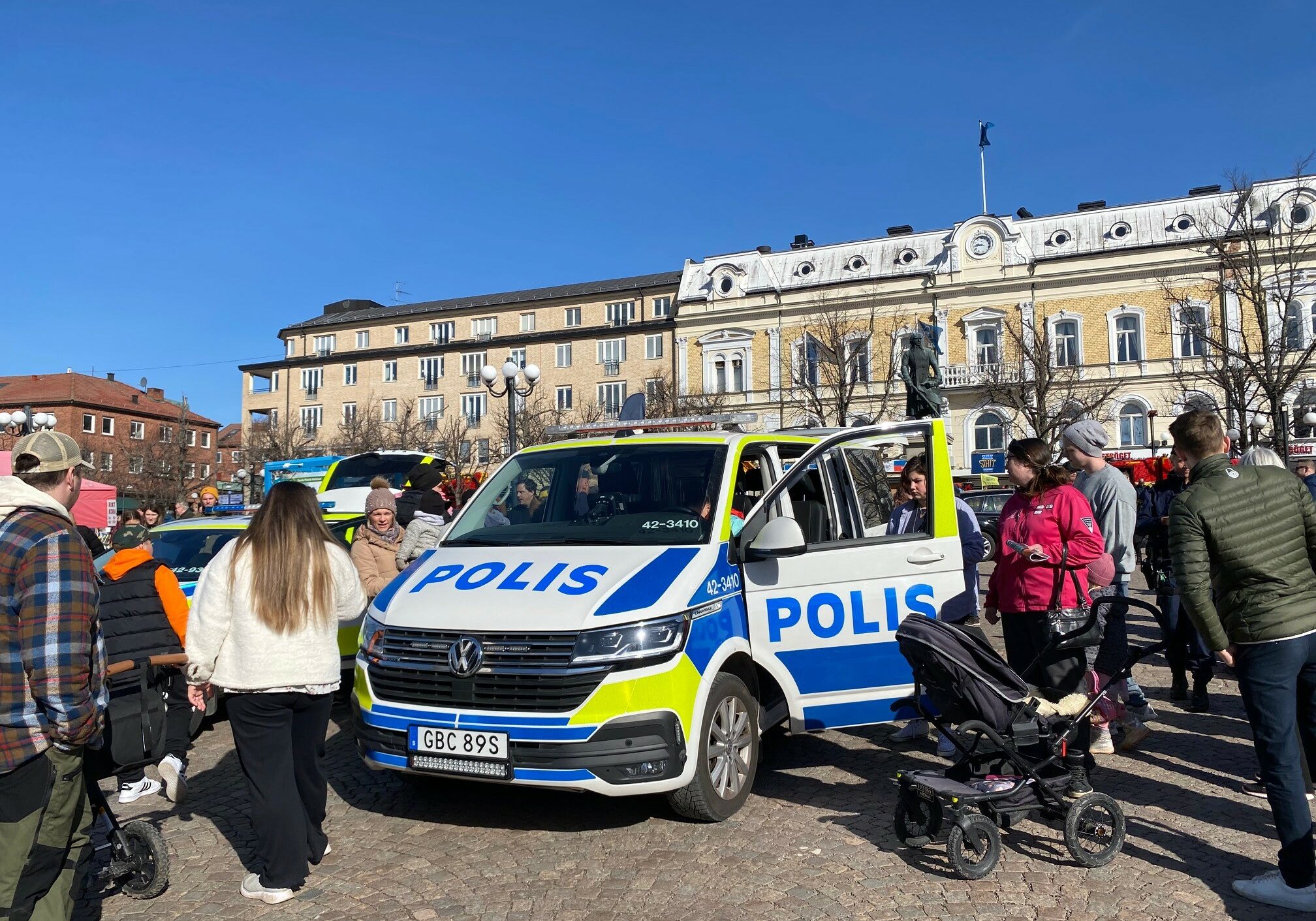 Polis1 på torget fotograf Pia Axelsson